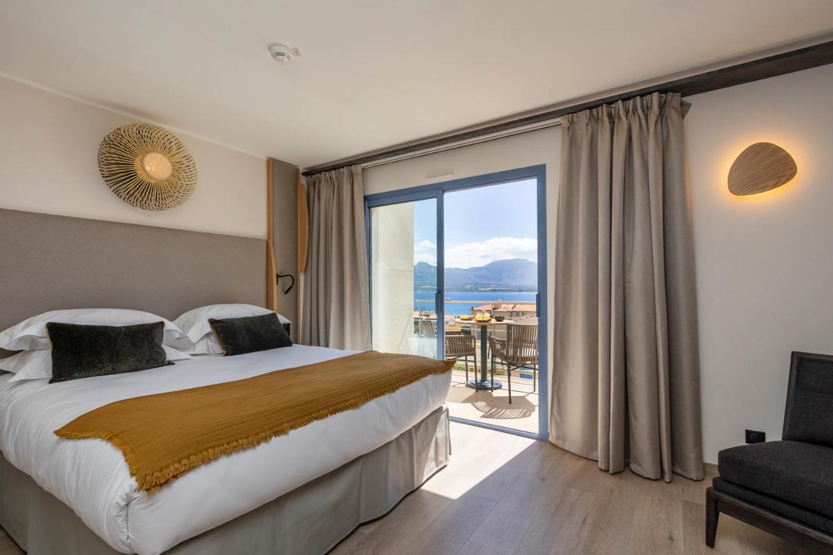 Un ou plusieurs lits dans un hébergement de l'établissement Hotel L'Acquale