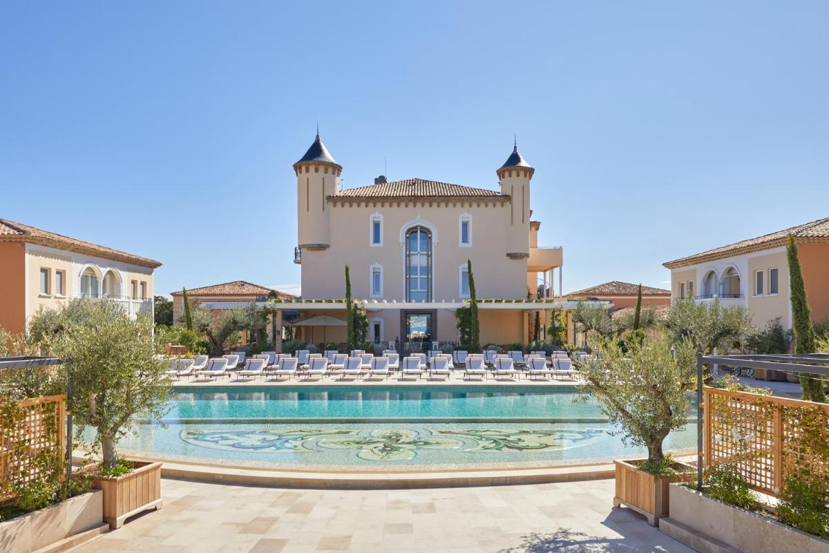 une villa avec piscine devant un immeuble dans l'établissement Airelles Château de la Messardière, à Saint-Tropez