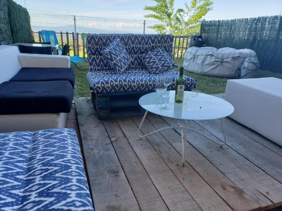 Vino Montaña & jardín Garaje NETFLIX WIFI INCLUIDO, - Housity