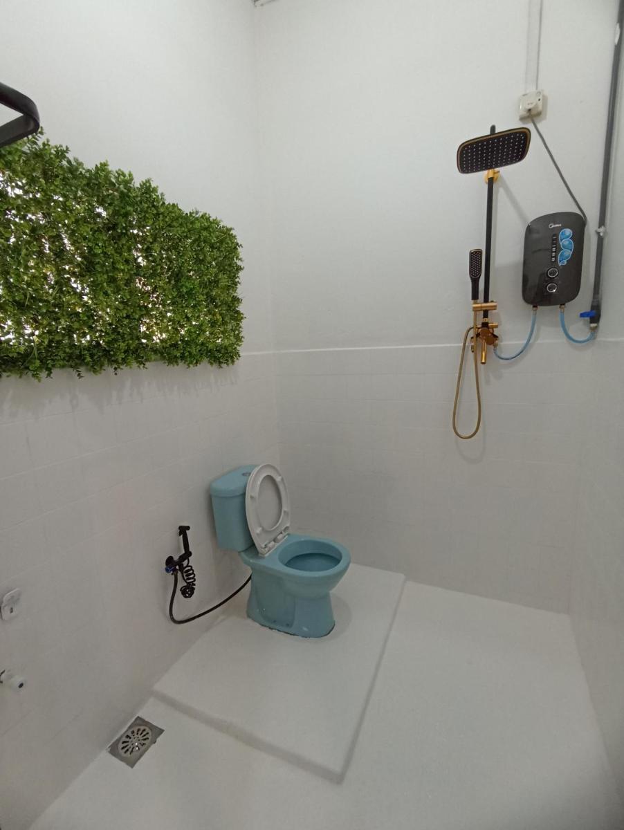 Suitetrails - Basrie Villa Pagoh - Mini Cinema , Private Pool , Wi-Fi , NetFlix