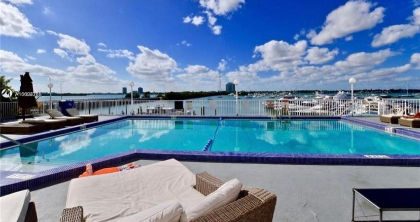 Fantastic Studio with Incredible Bay Views - Housity