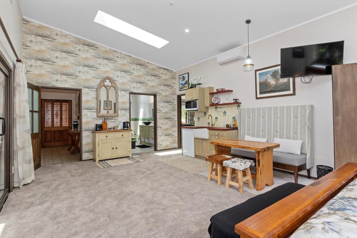 Suitetrails - Westhay Stables - Paparoa Holiday Home
