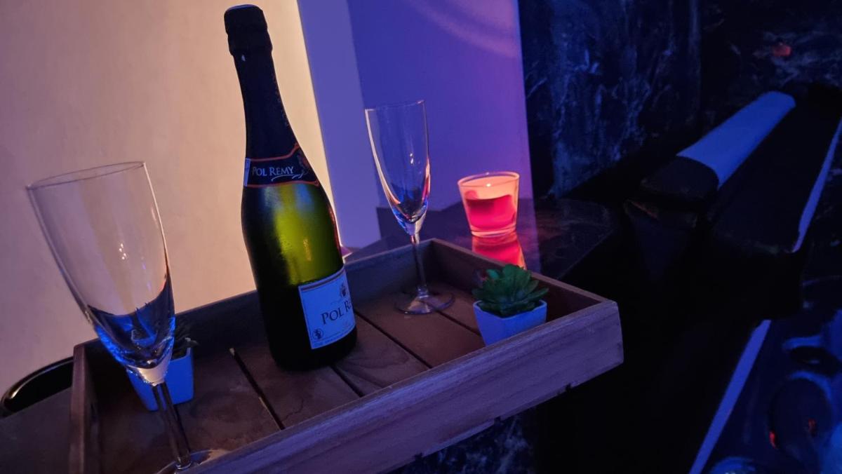 RoyalSpa appartement d'amour avec jacuzzi privatif - Housity