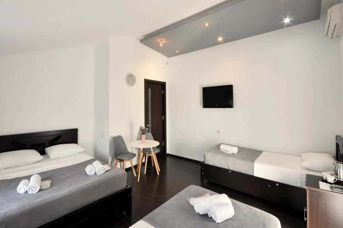 Hotel Majestic - Housity