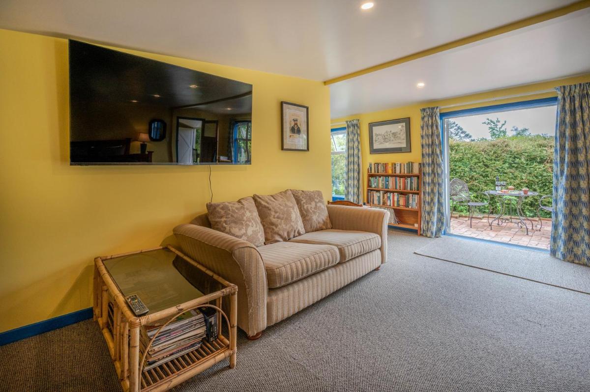 Matagouri Cottage - Port Levy Holiday Home - Housity