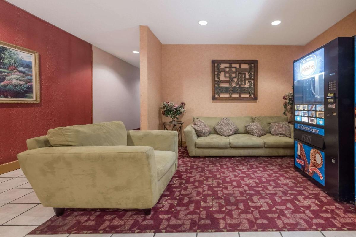 Super 8 by Wyndham Fort Worth Downtown South - Housity