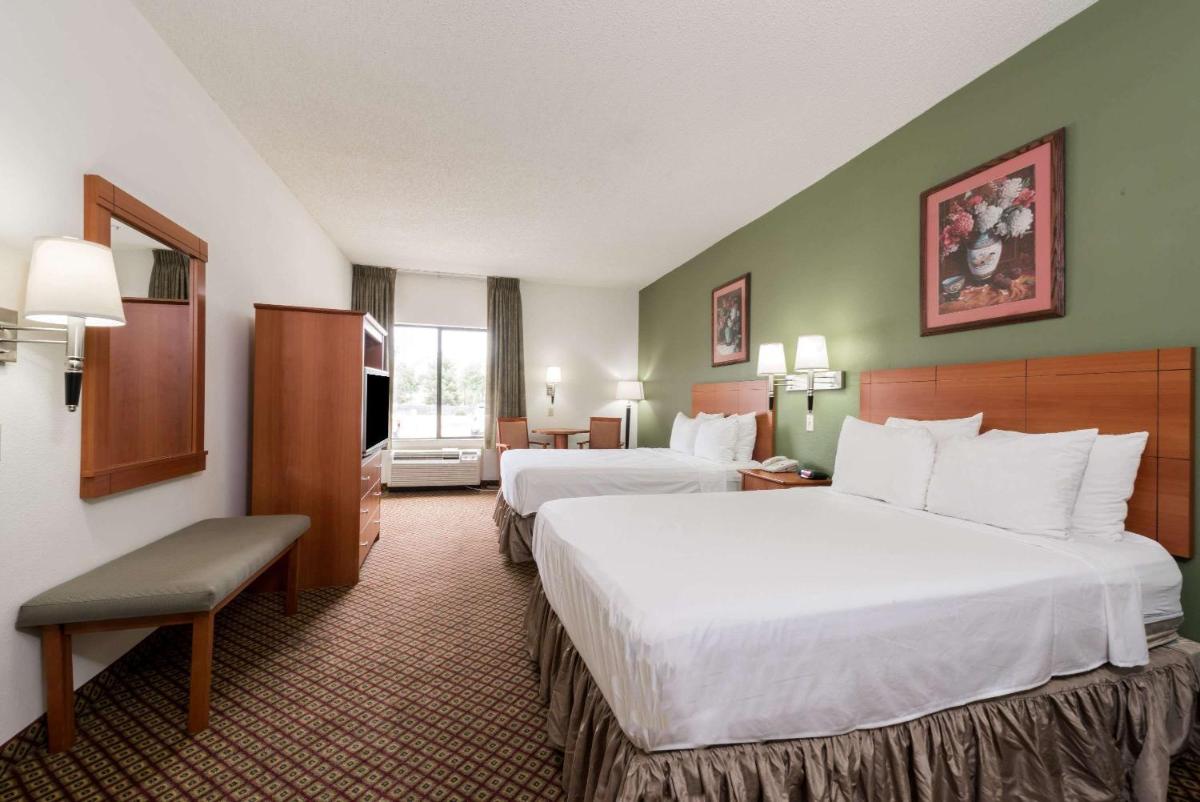 Super 8 by Wyndham Fort Worth Downtown South - Housity