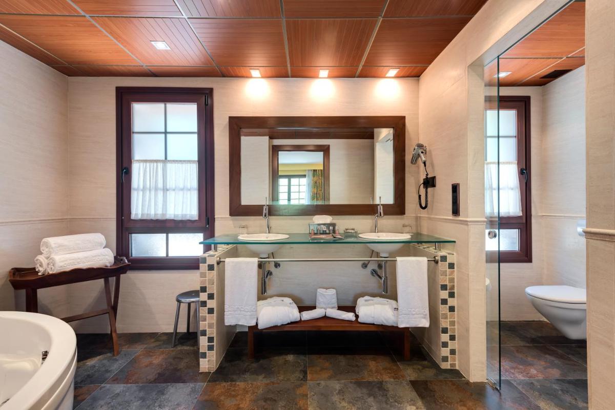 Un baño de Hotel & Spa Monasterio de Boltaña