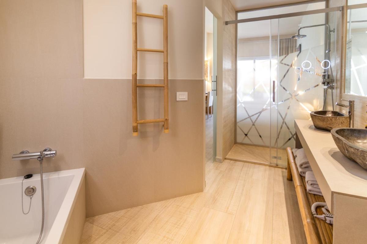 Un baño de Zahara Beach & Spa by QHotels - Adults Recommended