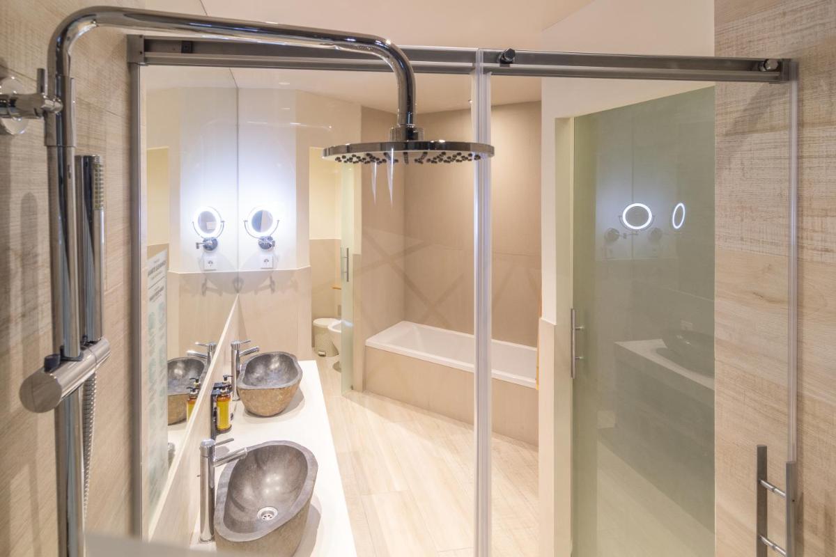 Un baño de Zahara Beach & Spa by QHotels - Adults Recommended