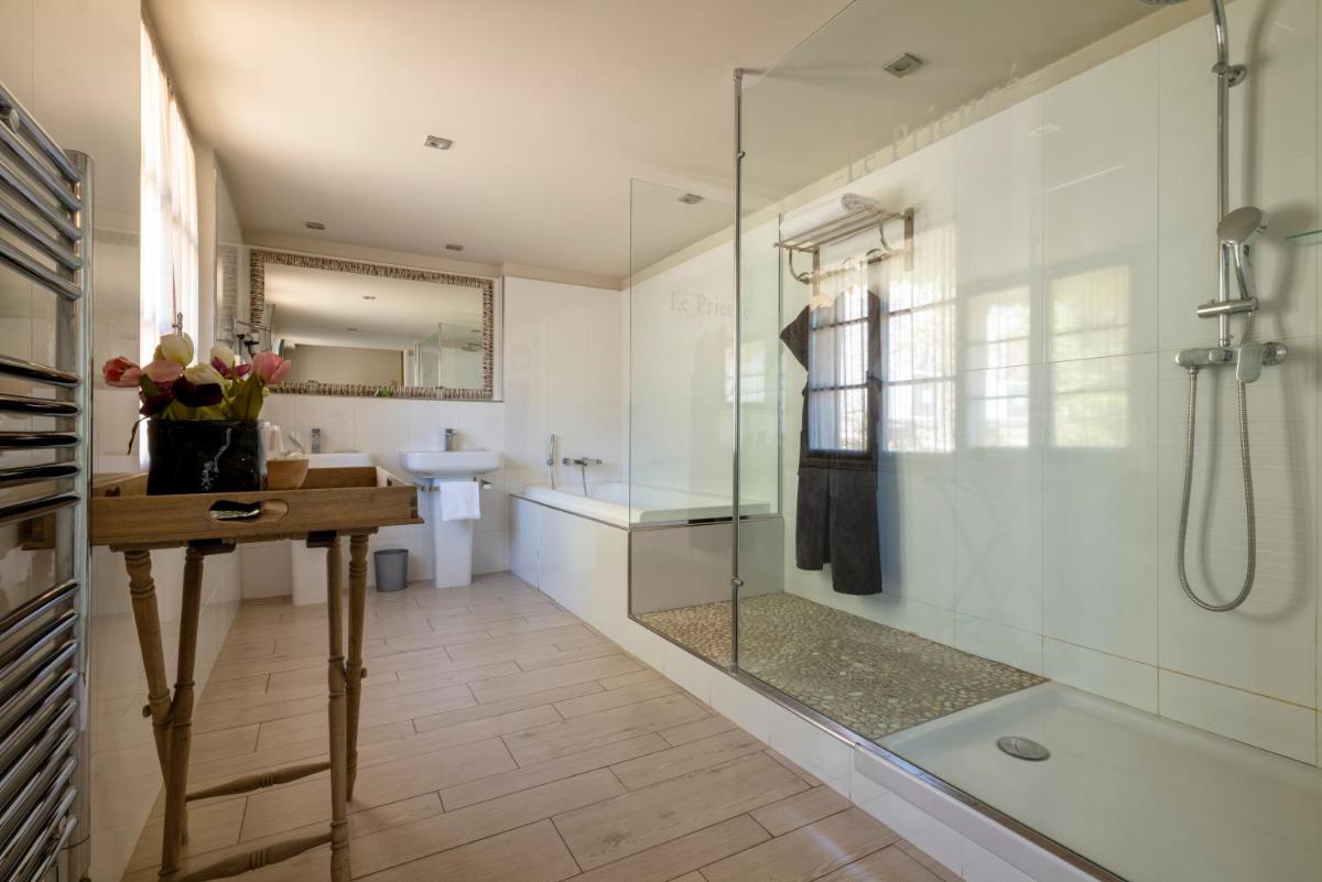 une salle de bain avec une douche en verre et un lavabo dans l'établissement Le Prieure, à Villeneuve-lès-Avignon