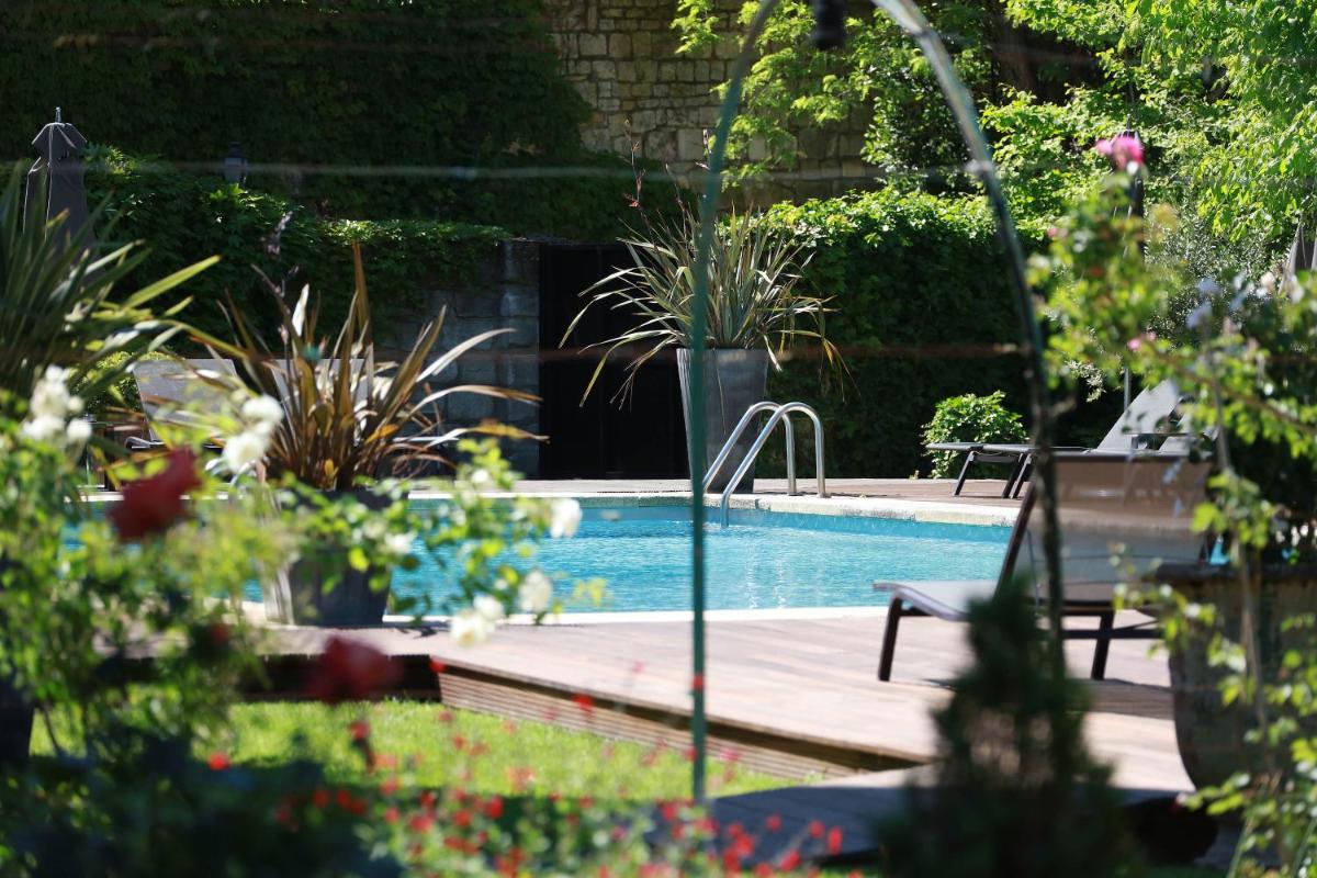 une piscine dans un jardin avec des plantes dans l'établissement Le Prieure, à Villeneuve-lès-Avignon