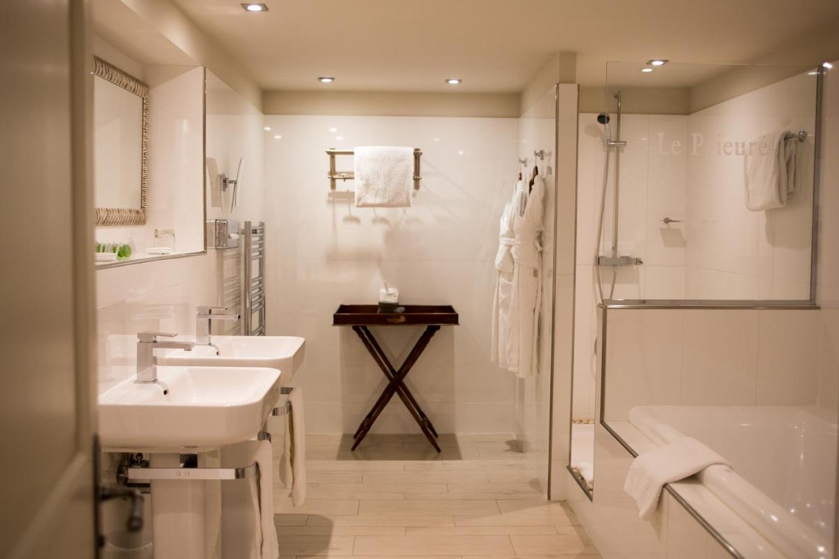 Salle de bains dans l'établissement Le Prieure