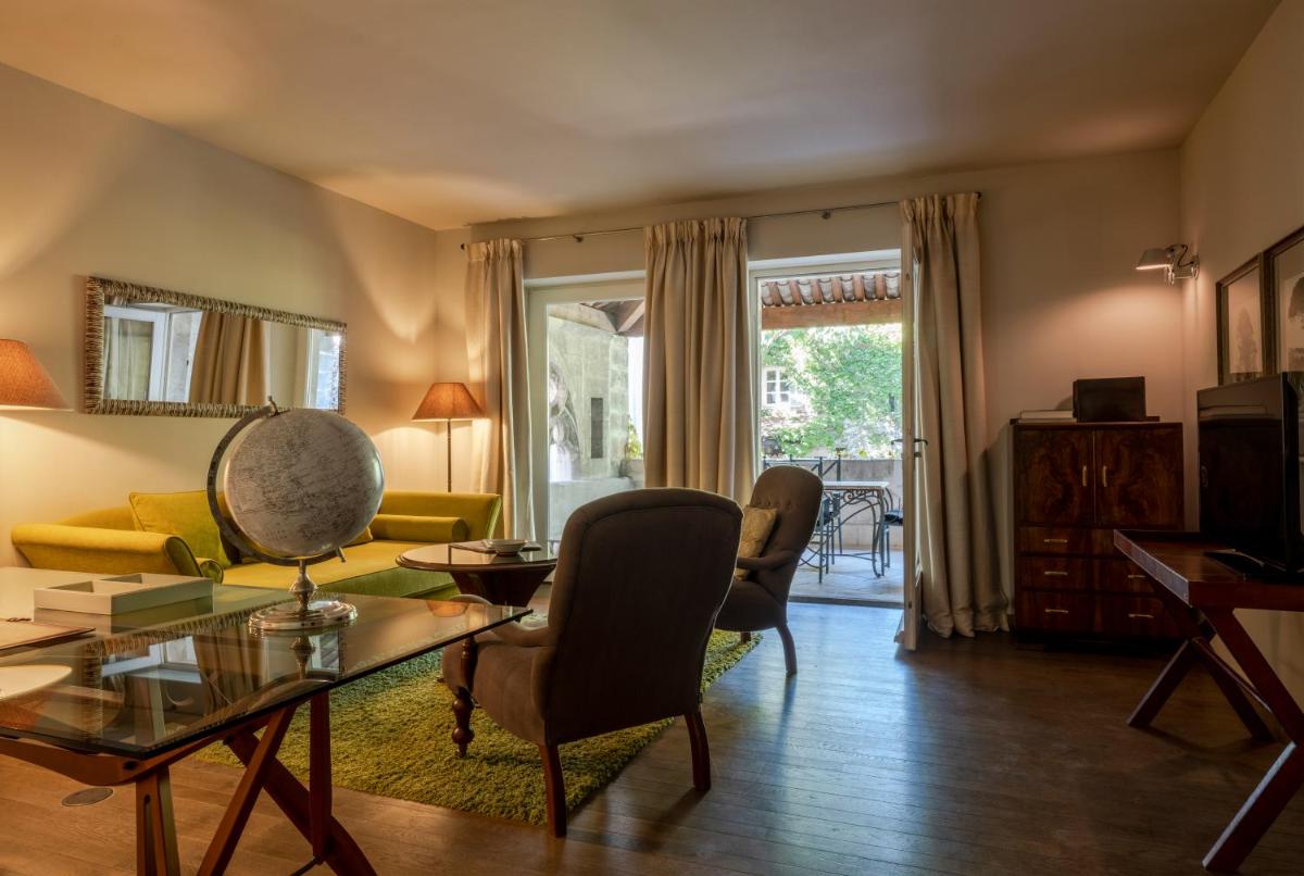 un salon avec un canapé et une table dans l'établissement Le Prieure, à Villeneuve-lès-Avignon