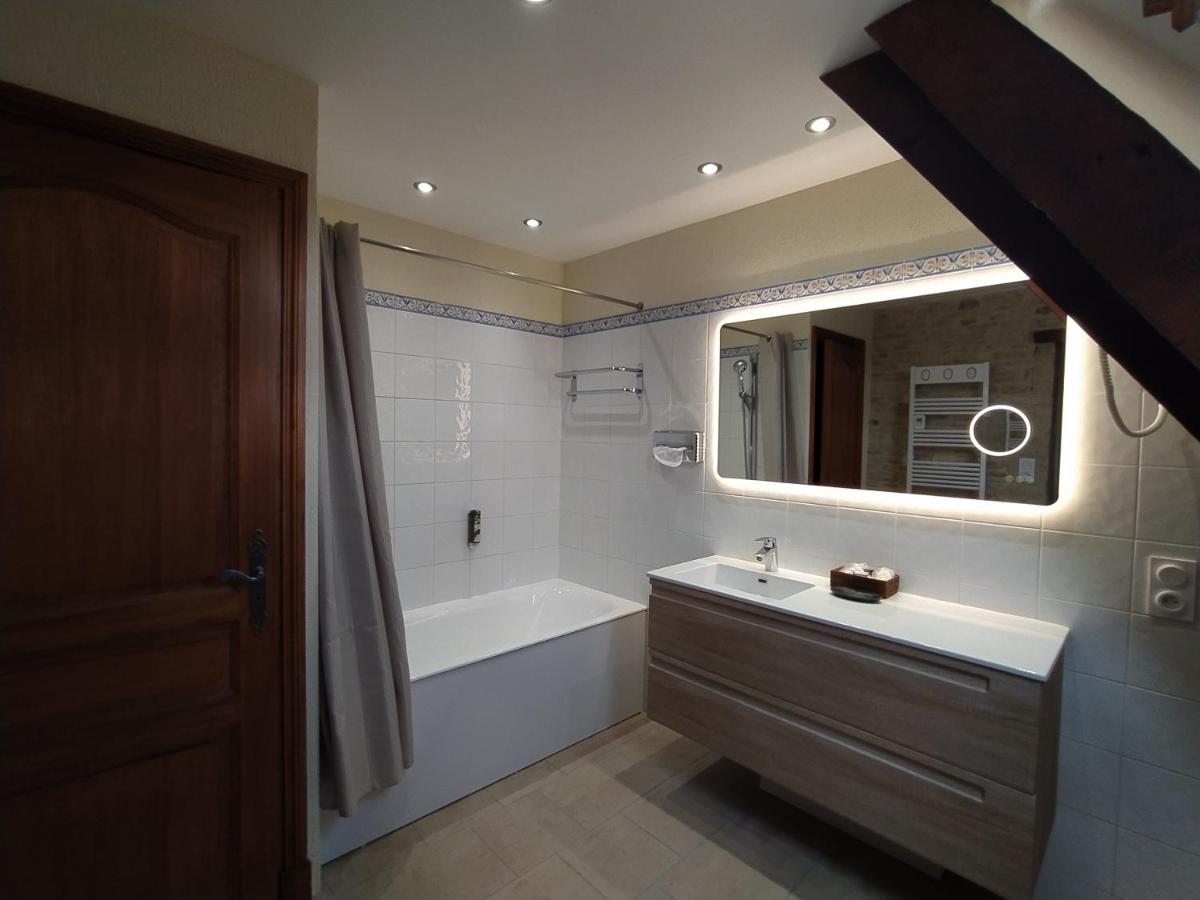Hôtel Le Manoir De Mathan Crépon à la campagne 5 mn d'Arromanches et 10 mn de Bayeux - Housity