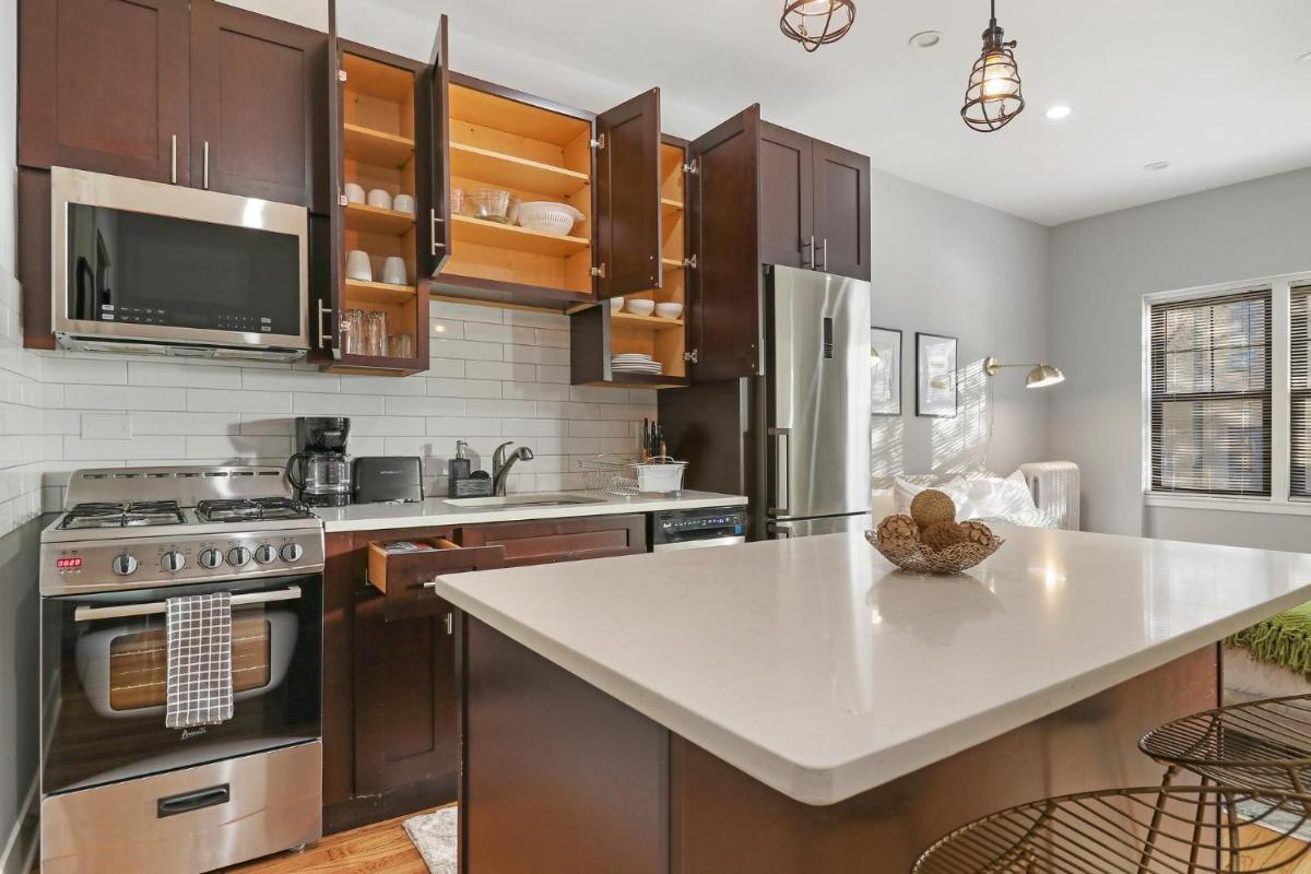 Alluring Portage Park Studio Apt close to Shops - Leland 1N - Housity
