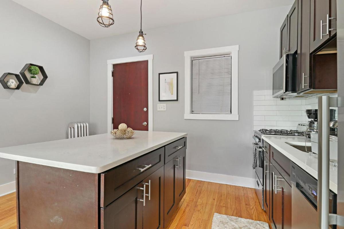 Alluring Portage Park Studio Apt close to Shops - Leland 1N - Housity