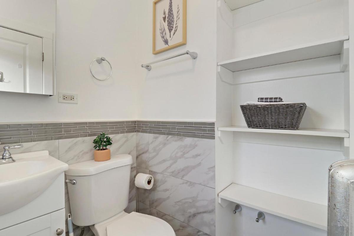Alluring Portage Park Studio Apt close to Shops - Leland 1N - Housity