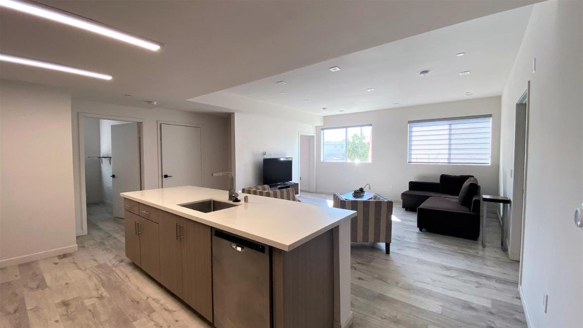 Beautiful and Sunny 3bd 2ba Hollywood Apartment - Housity