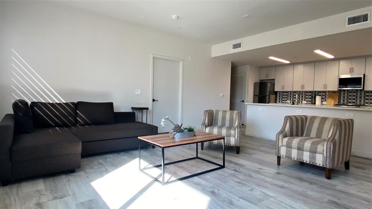 Beautiful and Sunny 3bd 2ba Hollywood Apartment - Housity
