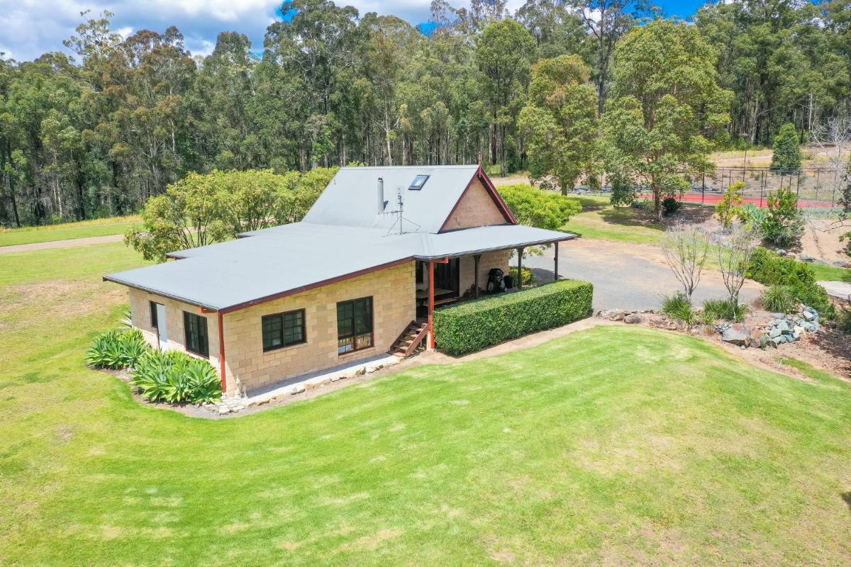 Clarendon Forest Retreat - Housity