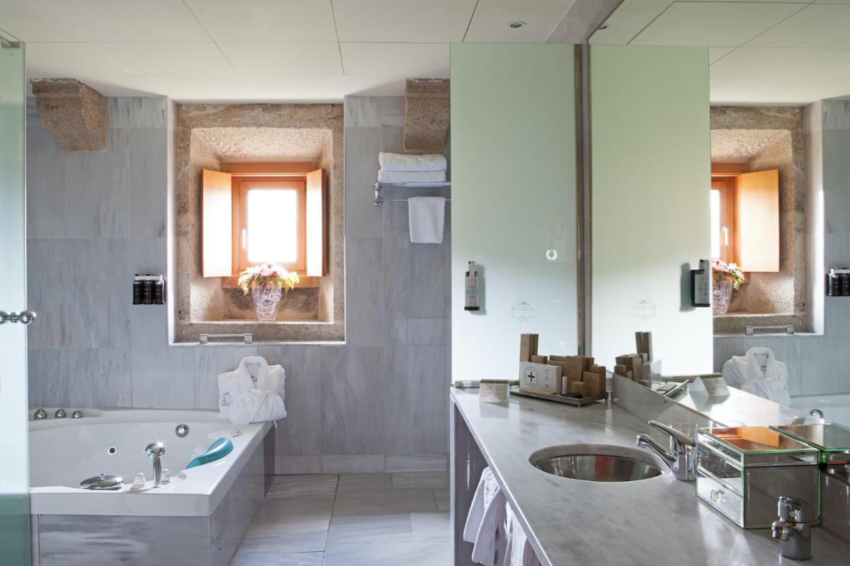 Un baño de Parador de Santo Estevo