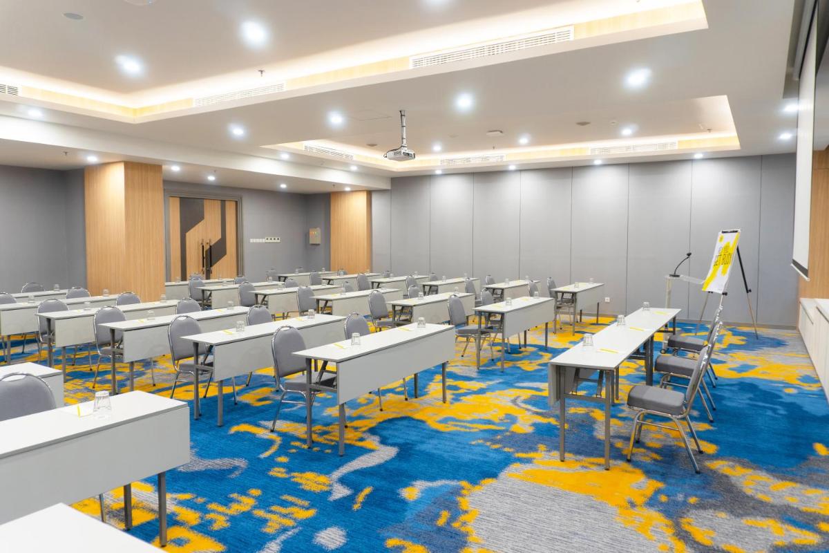 Yello Hotel Jambi - Housity
