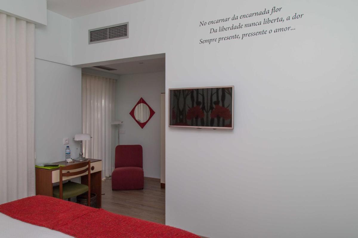 Uma televisão e/ou sistema de entretenimento em Aires da Serra Hotel
