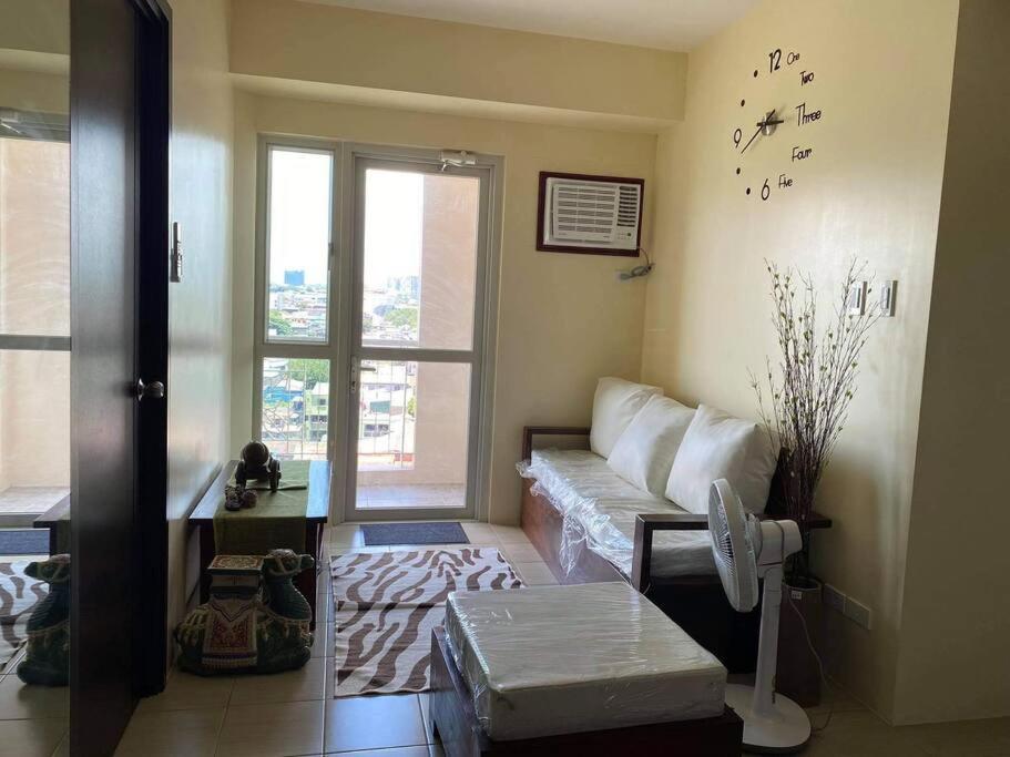Three Bedroom Condo Unit with City View and Pool Access - Housity