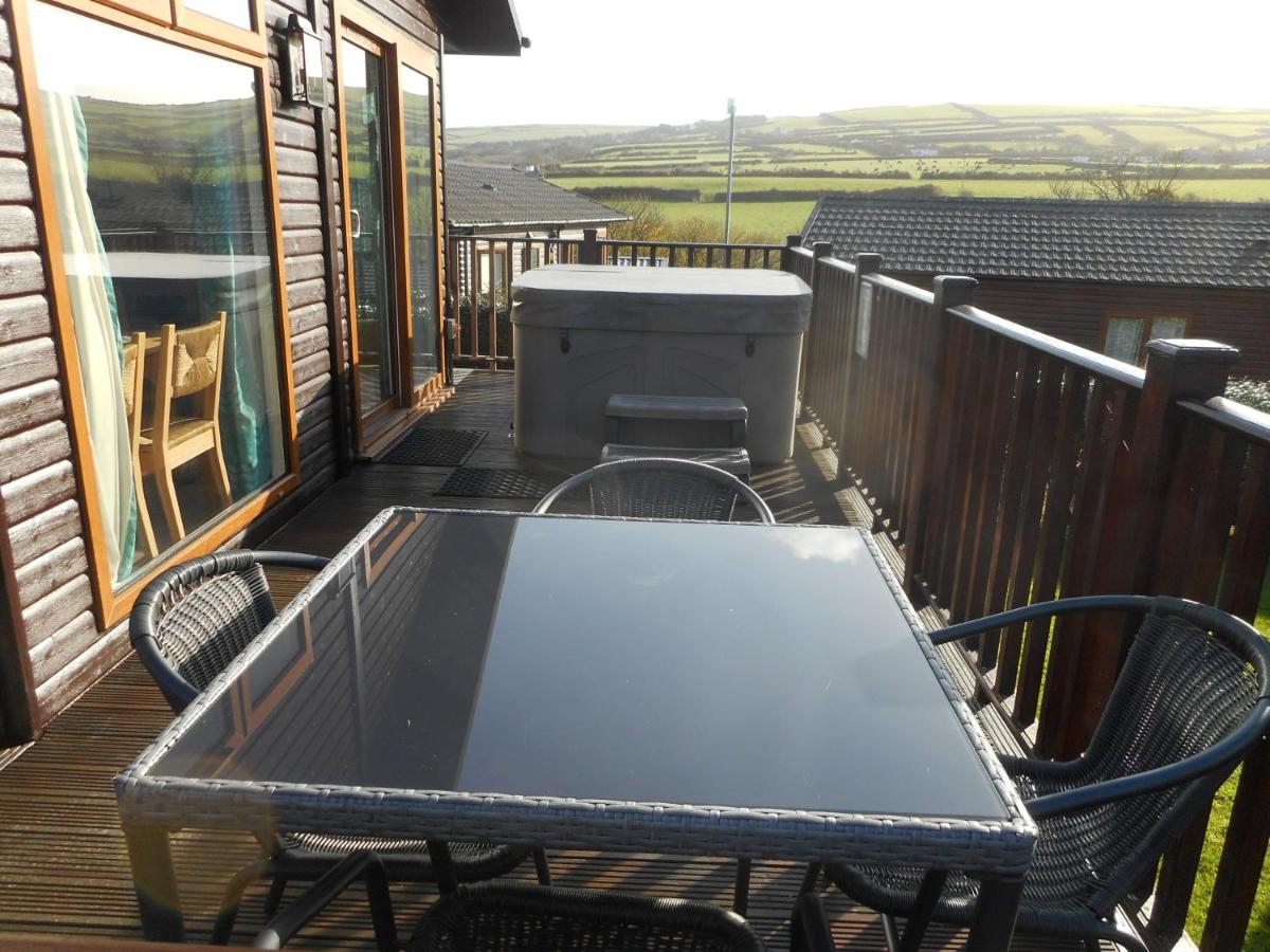 Comfortable Lodge with Hot Tub on Cornwall Coast - Housity