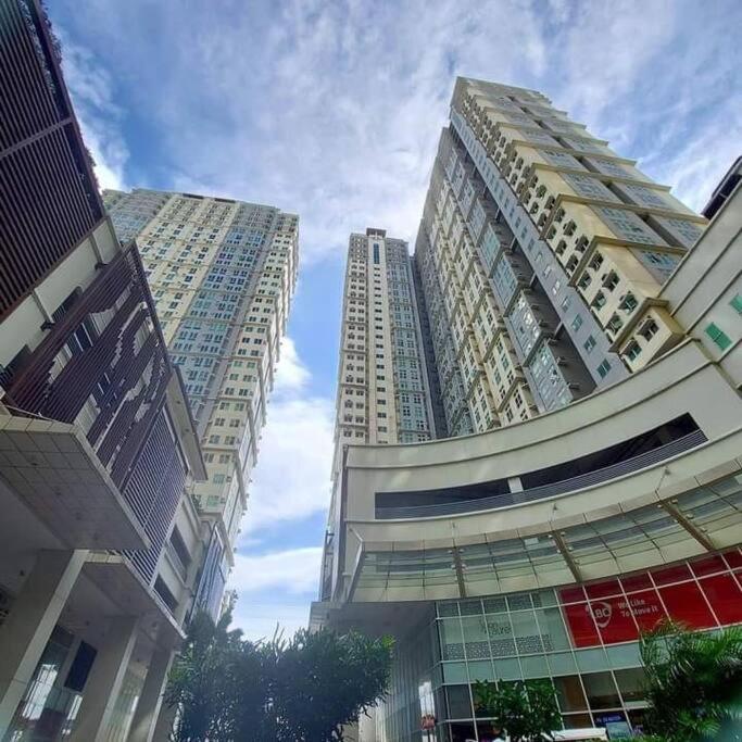1 br. Condo -EDSA Makati - Housity