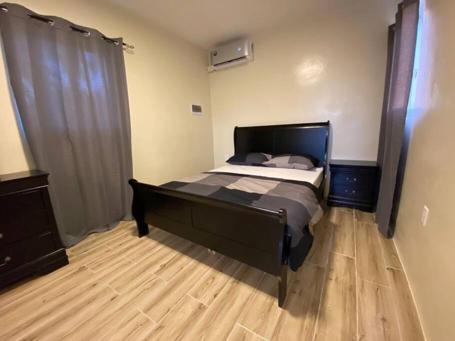 Spacious Apartment Minutes from the Beach - Housity