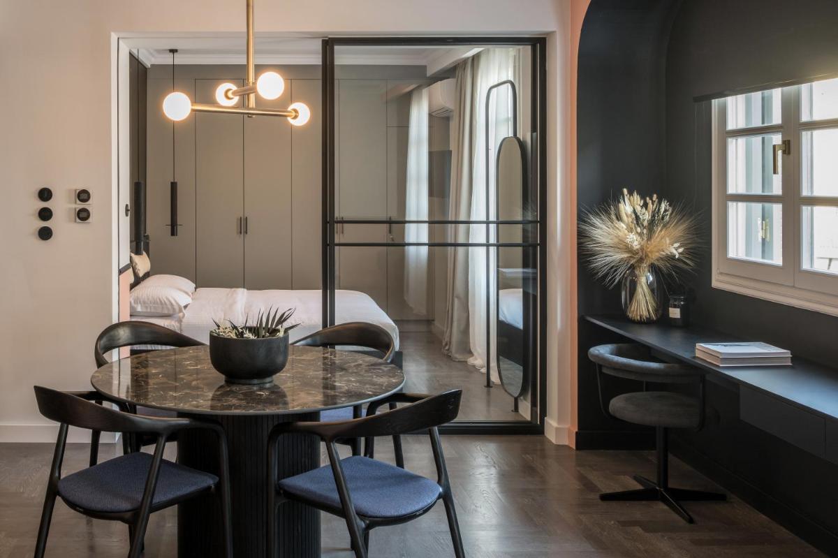 72 AD Suites - Housity