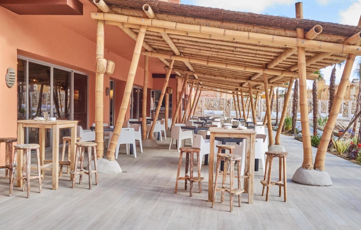 Un restaurante o sitio para comer en Tarifa Lances by QHotels