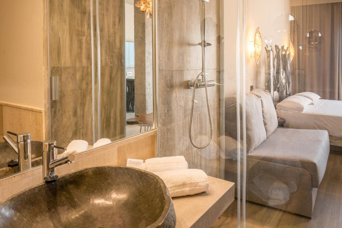 un baño con lavabo y ducha en Tarifa Lances by QHotels, en Tarifa