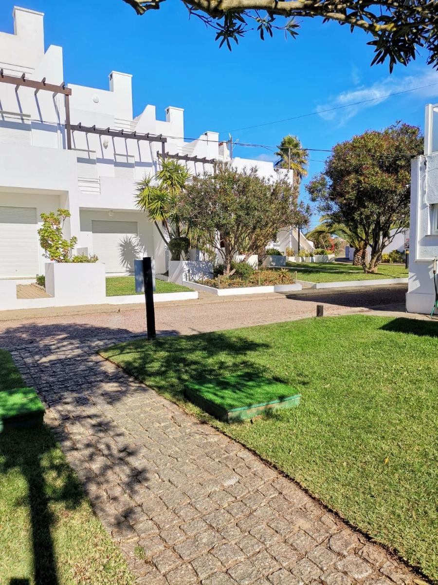 Um jardim no exterior de Duna Parque Beach Club - Duna Parque Group