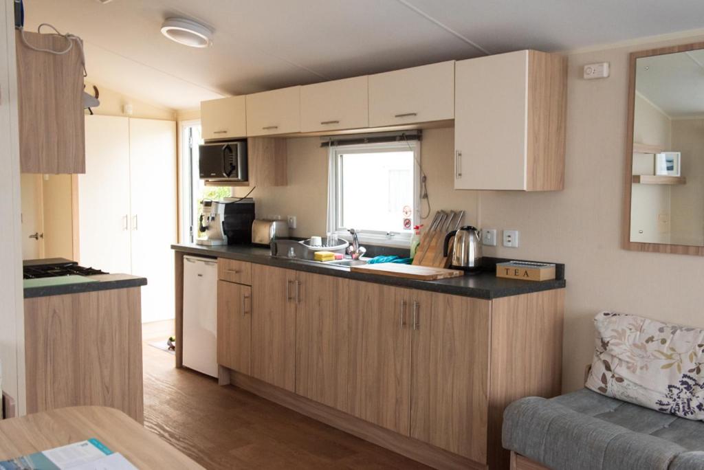 3 Bedroom Caravan -Beachcomber Holiday Park In Cleethorpes - Housity