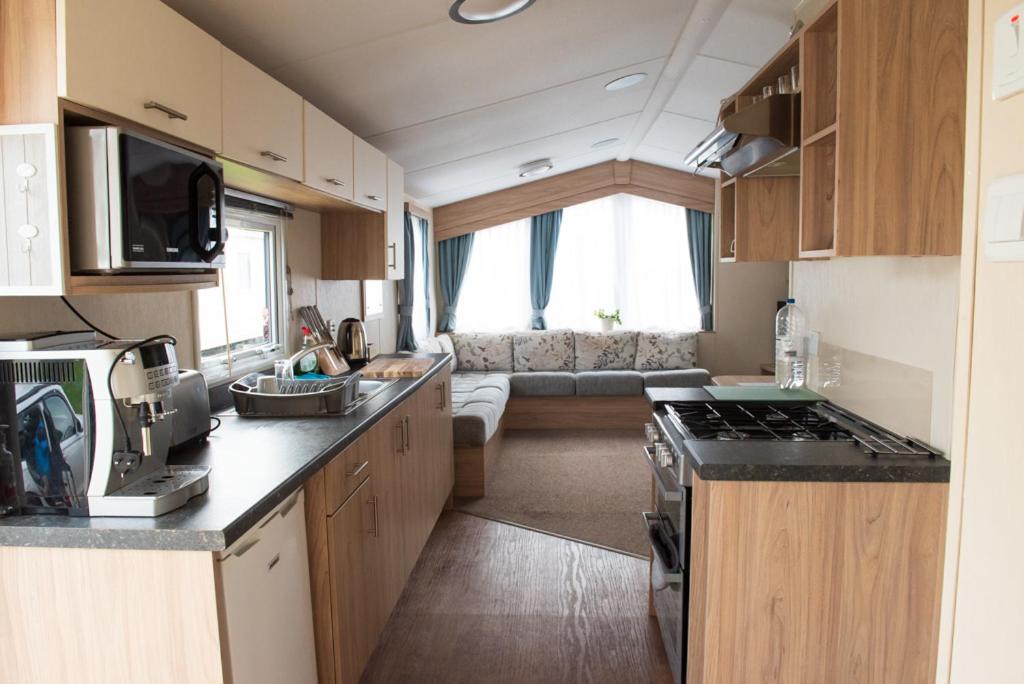 3 Bedroom Caravan -Beachcomber Holiday Park In Cleethorpes - Housity