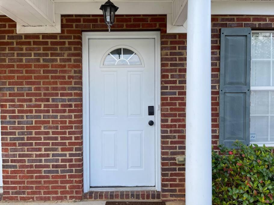 Cheerful 3-bedrooms with free parking on premises - Housity