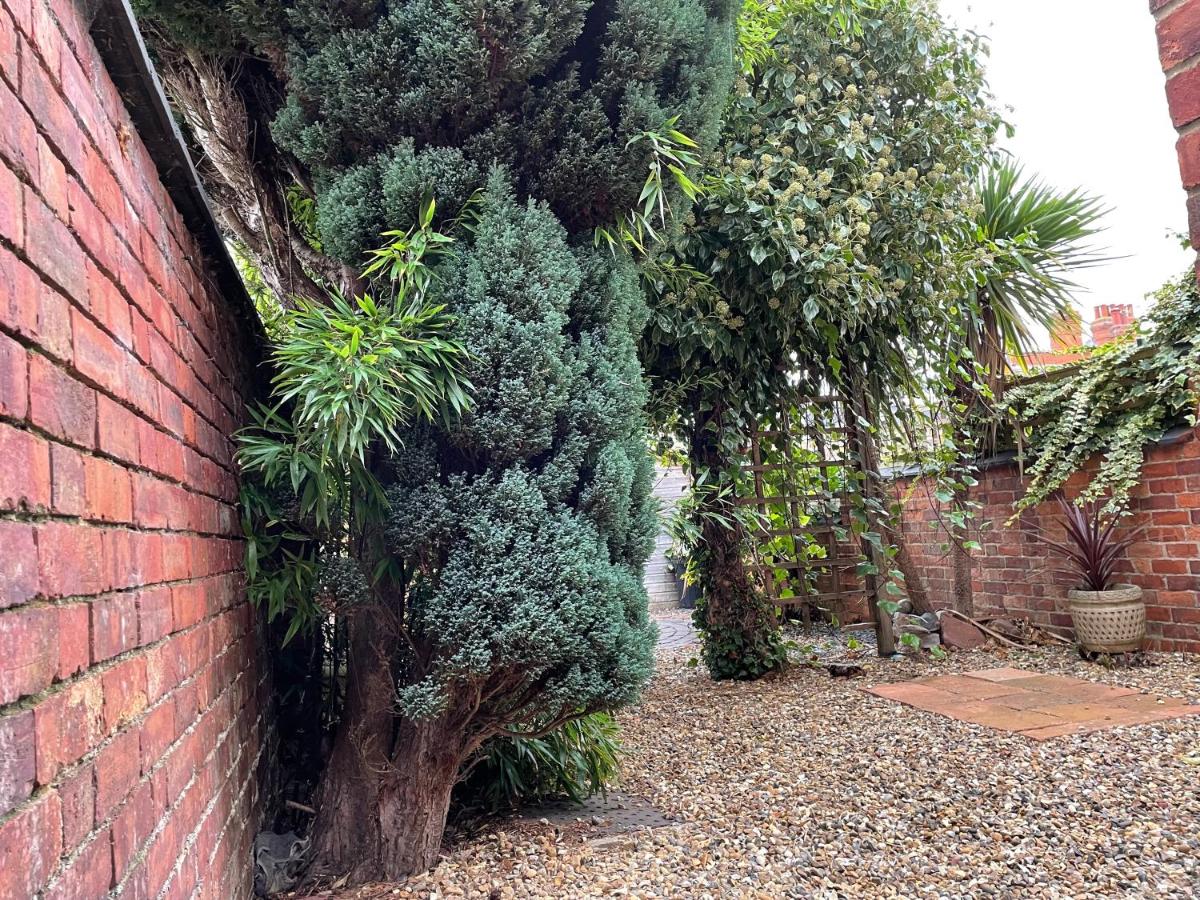 Rooms In A Victorian Comfortable 4-bedroom house in Milton Keynes Rooms Not En-suites - Housity