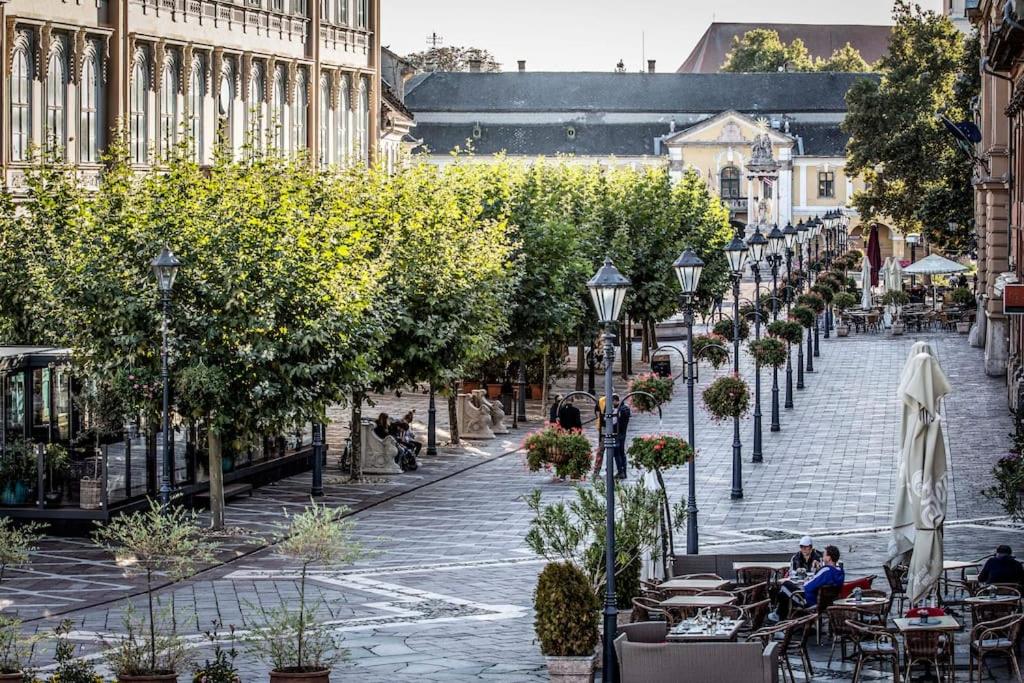 LouLou's Central Apartment with cosy balcony - Housity