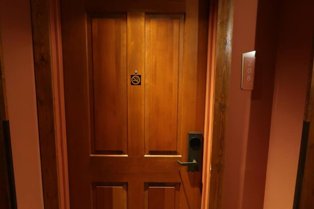 *APRES SKI LODGE, SKI IN-SKI OUT, CENTRAL VILLAGE! - Housity