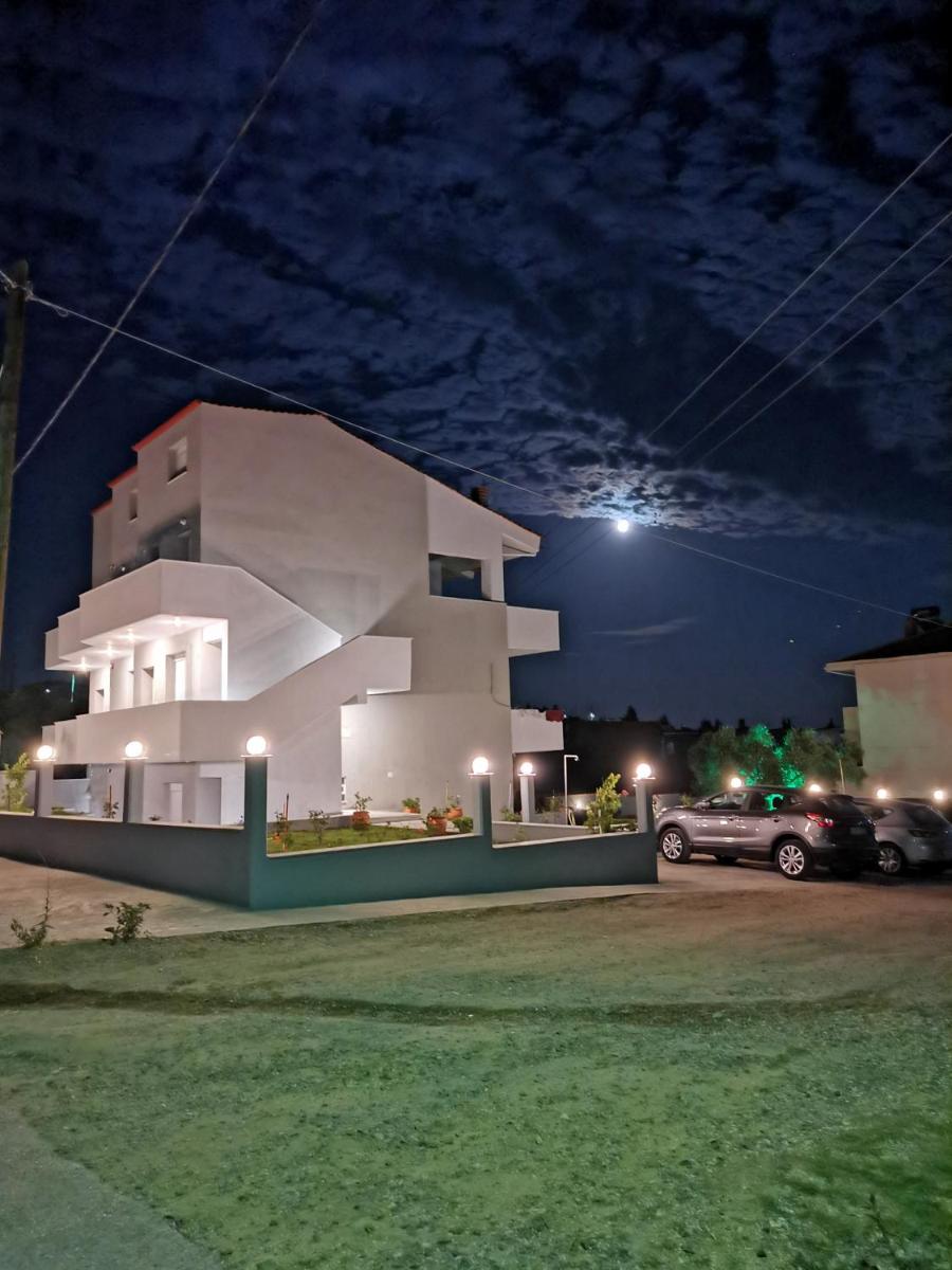 The House Of The Roses - Housity