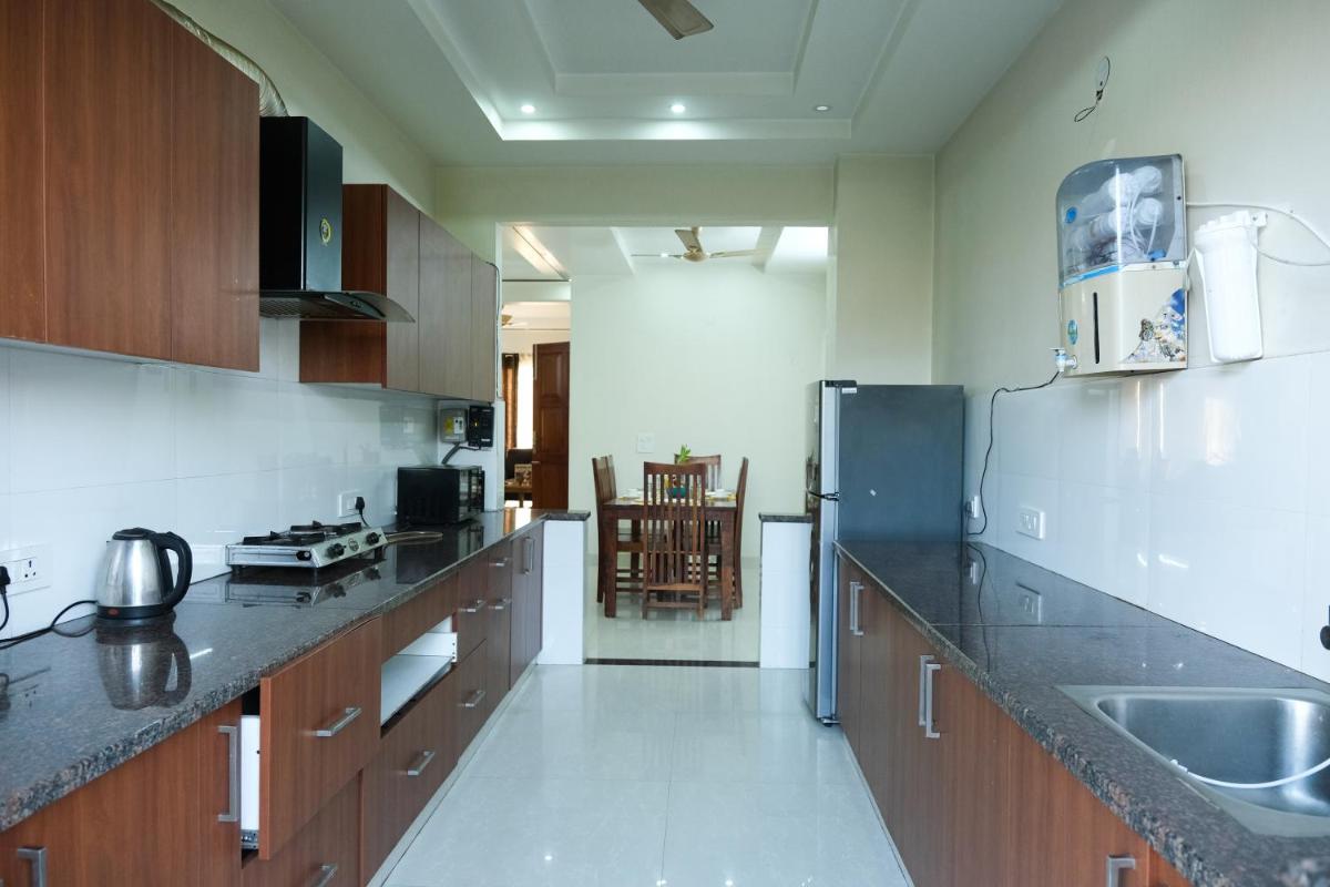 Lime Tree Luxurious 3BHK Serviced Apartment Near Medanta - Housity