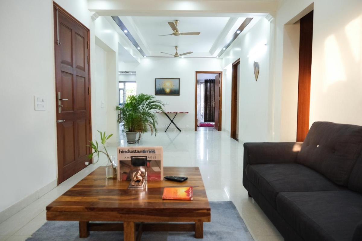 Lime Tree Luxurious 3BHK Serviced Apartment Near Medanta - Housity
