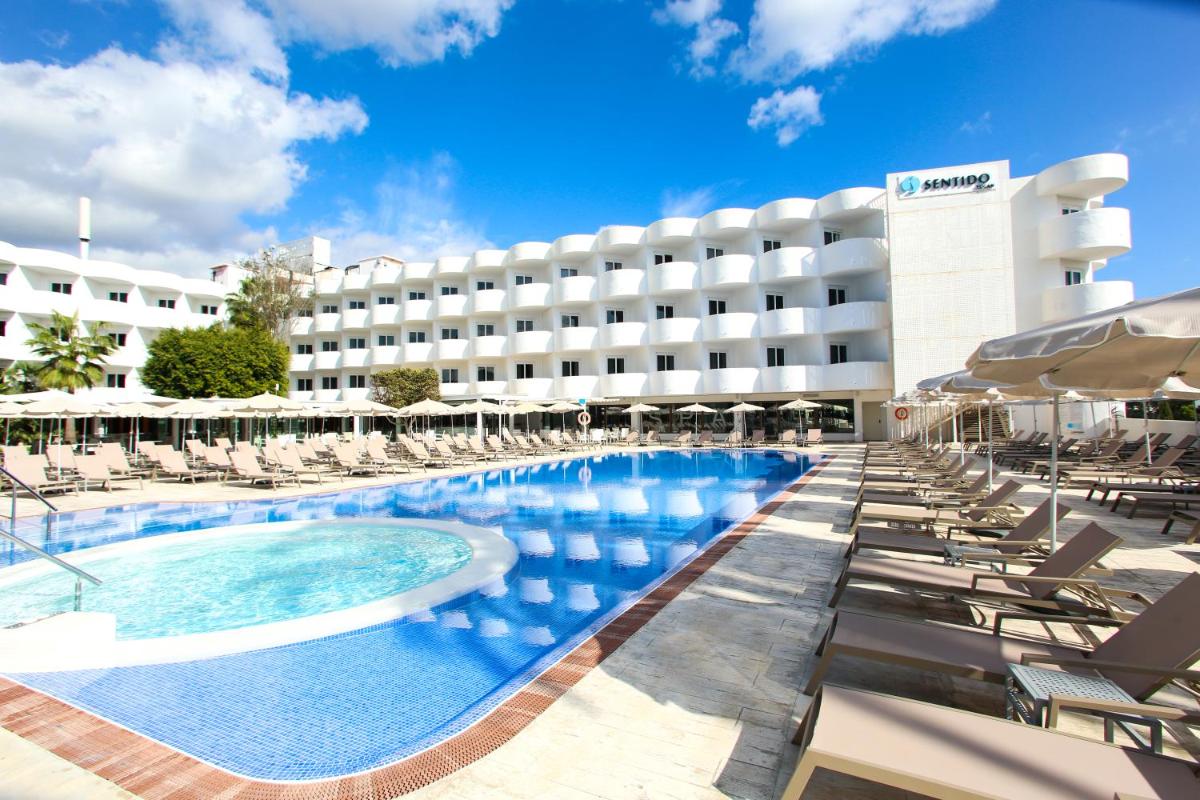 un hotel con piscina y tumbonas en Sentido Fido Tucan - Adults Only, en Cala d´Or