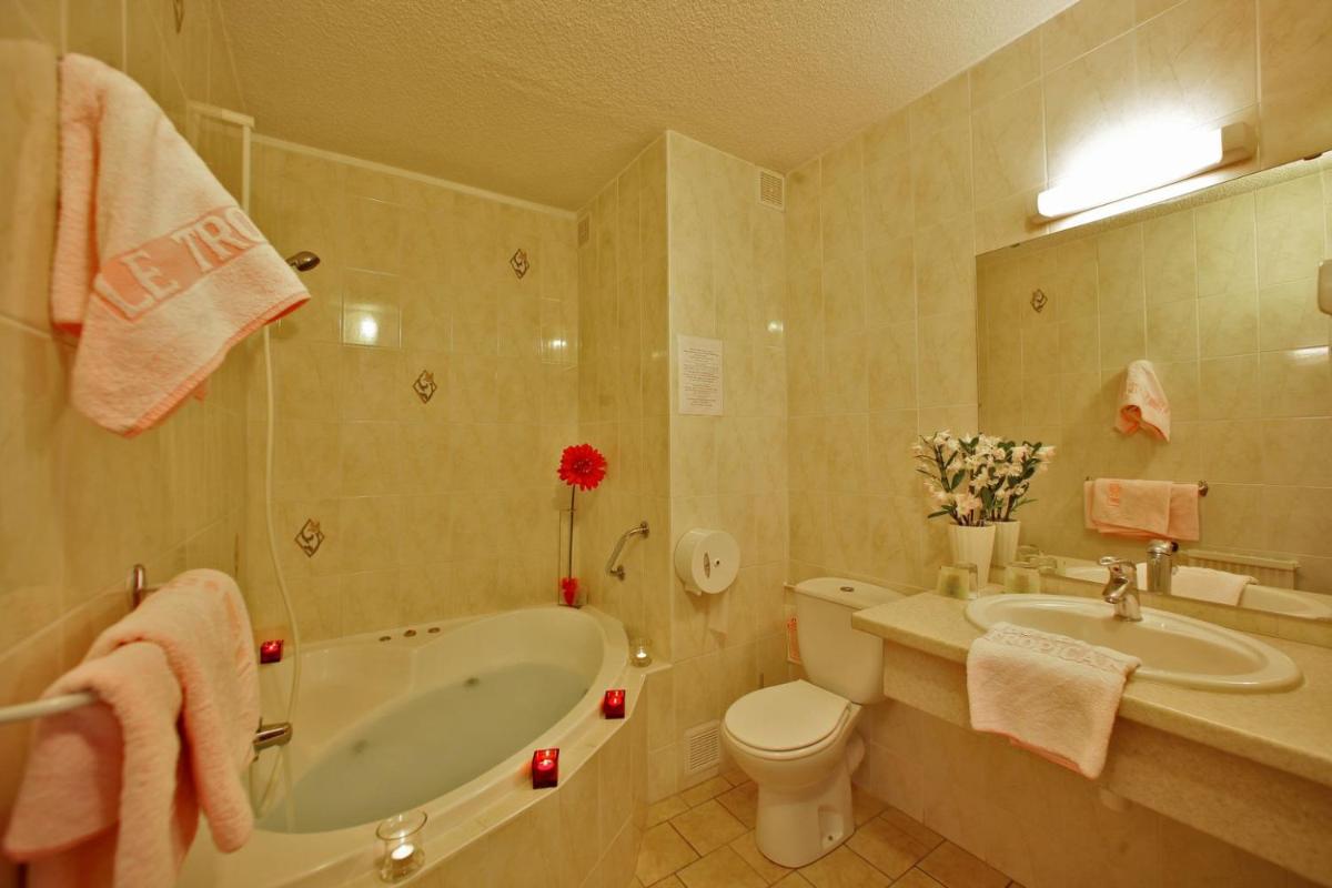 Salle de bains dans l'établissement Logis Hotel Le Tropicana