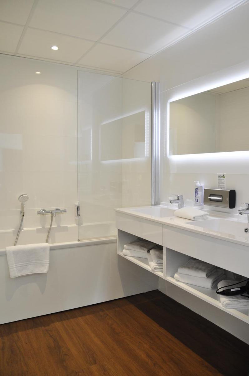 Salle de bains dans l'établissement Westotel Pornic Côte de Jade