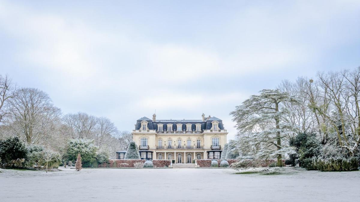 une maison recouverte de neige devant une cour dans l'établissement Domaine les Crayères, à Reims 37 autres photos