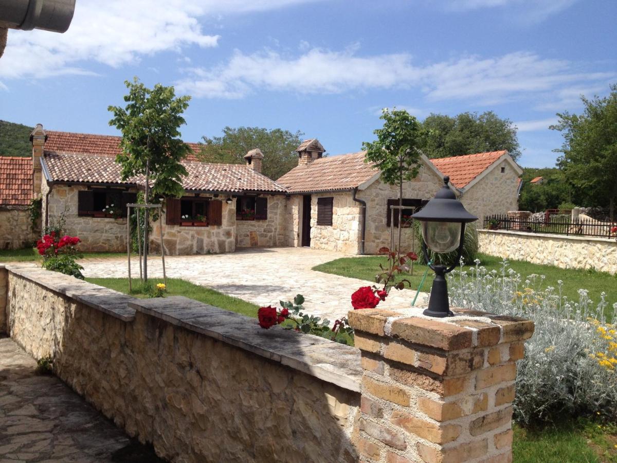 Micanovi Dvori Mobile Home Village Zrmanja - Housity